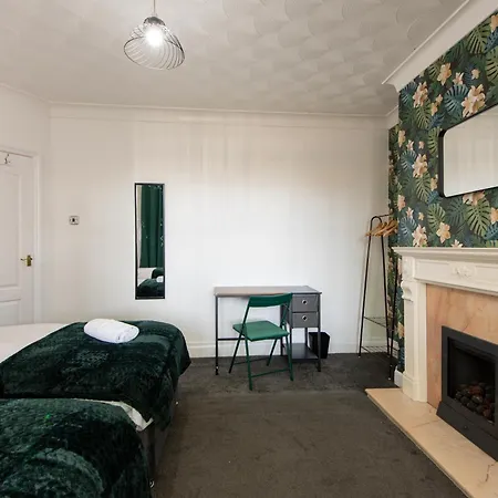 Large House For Groups With Huge Driveway - Free Parking Middlesbrough