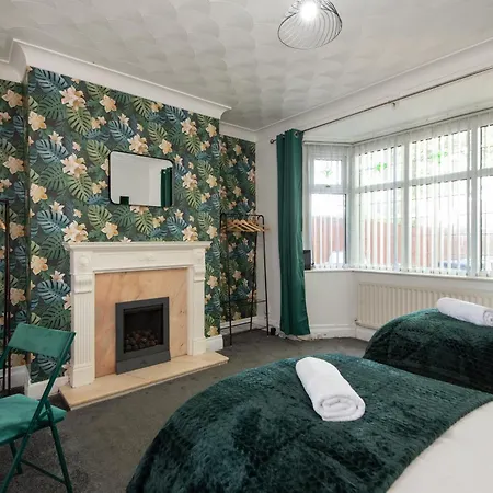 Holiday home Large House For Groups With Huge Driveway - Free Parking