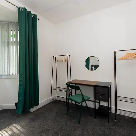Large House For Groups With Huge Driveway - Free Parking Casa de Férias Middlesbrough