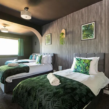 Large House For Groups With Huge Driveway - Free Parking Casa de Férias *