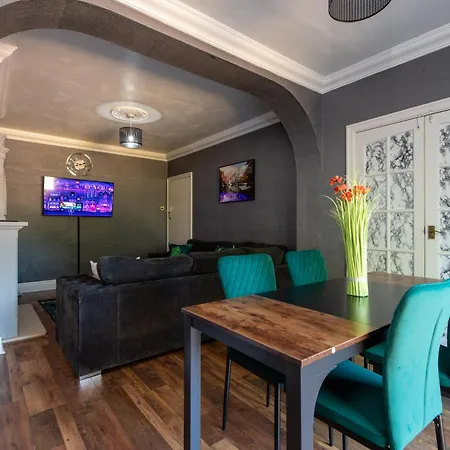 Large House For Groups With Huge Driveway - Free Parking *
