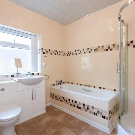 Large House For Groups With Huge Driveway - Free Parking Middlesbrough