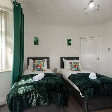 Large House For Groups With Huge Driveway - Free Parking Casa de Férias *