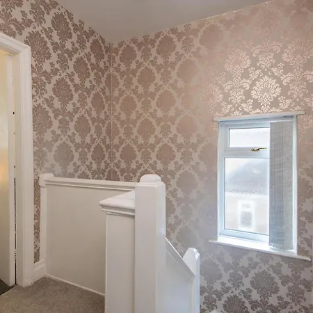 Large House For Groups With Huge Driveway - Free Parking Casa de Férias Middlesbrough