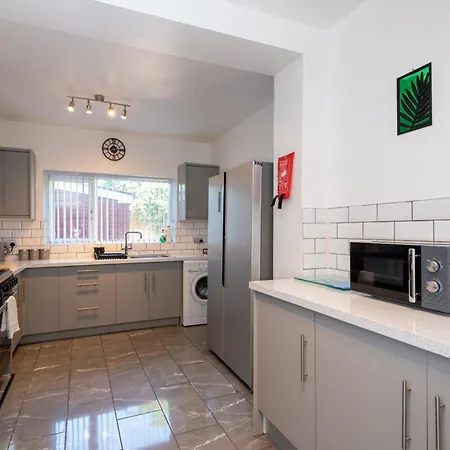 Large House For Groups With Huge Driveway - Free Parking *