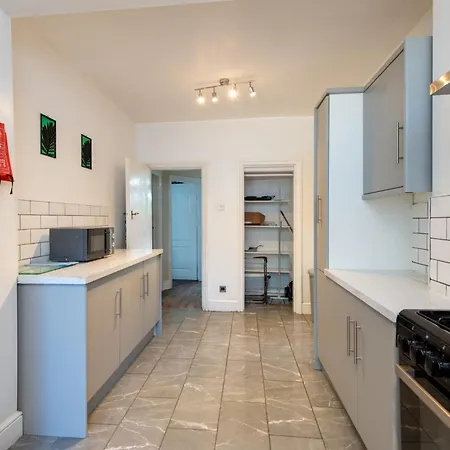 Large House For Groups With Huge Driveway - Free Parking