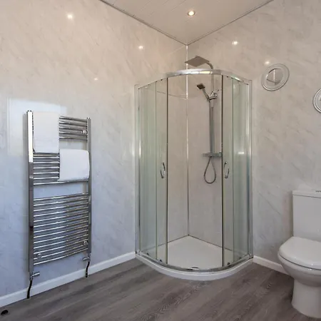 Large House For Groups With Huge Driveway - Free Parking Ferienhaus *