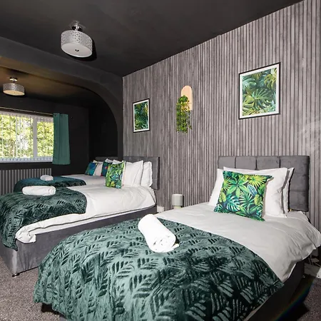 Large House For Groups With Huge Driveway - Free Parking *