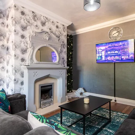 Large House For Groups With Huge Driveway - Free Parking *