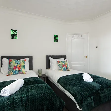 Large House For Groups With Huge Driveway - Free Parking Middlesbrough