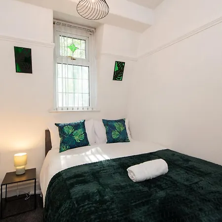 Large House For Groups With Huge Driveway - Free Parking * Middlesbrough