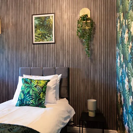 Large House For Groups With Huge Driveway - Free Parking Ferienhaus