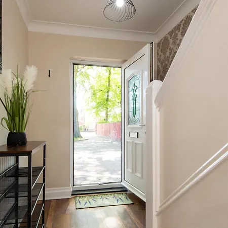 Large House For Groups With Huge Driveway - Free Parking