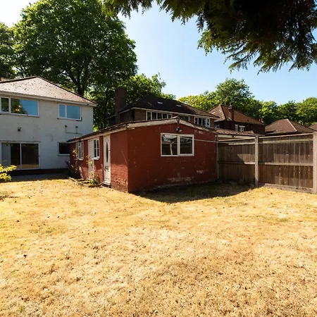 Large House For Groups With Huge Driveway - Free Parking *