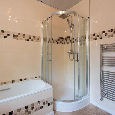 Large House For Groups With Huge Driveway - Free Parking *