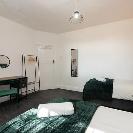 Large House For Groups With Huge Driveway - Free Parking Middlesbrough