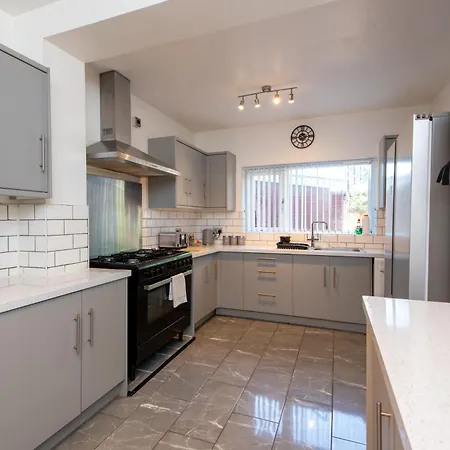 Large House For Groups With Huge Driveway - Free Parking * Middlesbrough