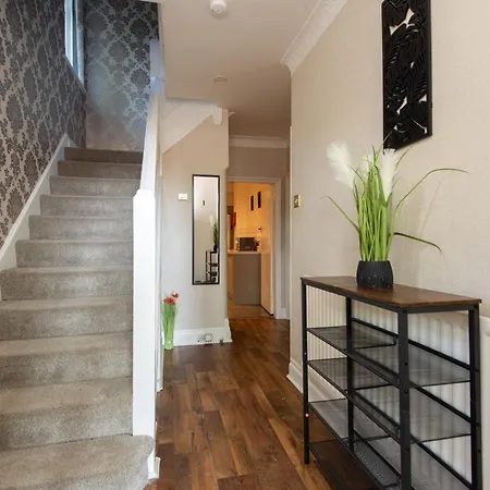 Large House For Groups With Huge Driveway - Free Parking