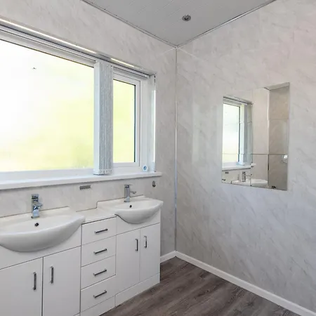 Large House For Groups With Huge Driveway - Free Parking Ferienhaus *