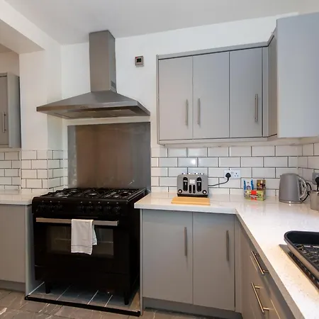 Large House For Groups With Huge Driveway - Free Parking Ferienhaus