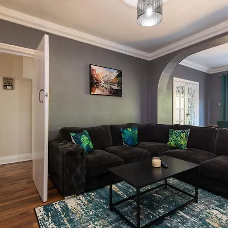 Large House For Groups With Huge Driveway - Free Parking Ferienhaus