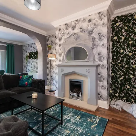 Large House For Groups With Huge Driveway - Free Parking